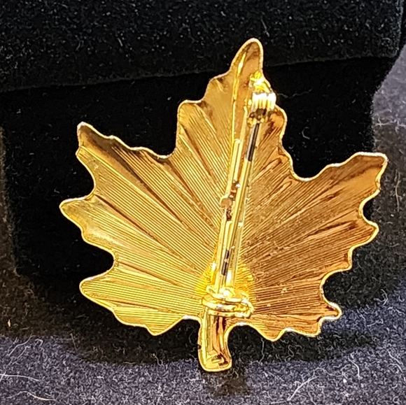 Gold Tone Maple Leaf Pin Brooch - Picture 2 of 7